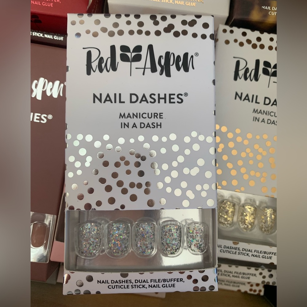 Red Aspen nail dashes (Hannah hits the slopes)